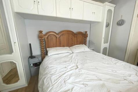 Bed 1.jpg