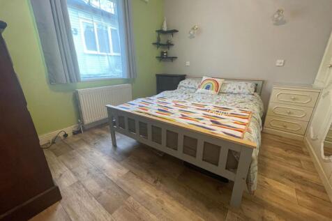 Bed 2.jpg