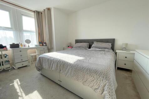 Bedroom 1.jpg