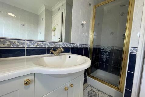 Bathroom 1.jpg