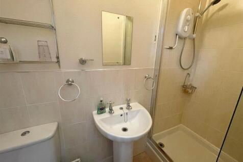 Room 1 ensuite.jpg