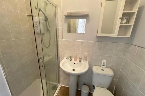 Room 2 ensuite.jpg