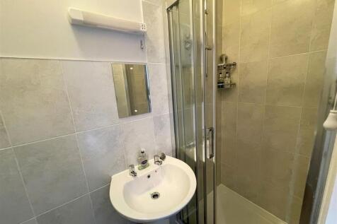 Room 3 ensuite.jpg