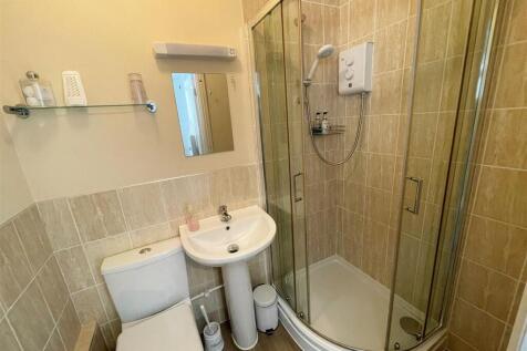 Room 5 ensuite.jpg