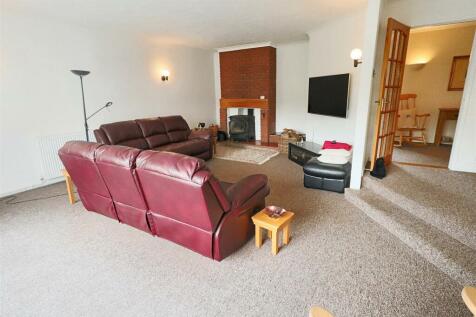 FEATURE SPLIT-LEVEL LOUNGE/DINER