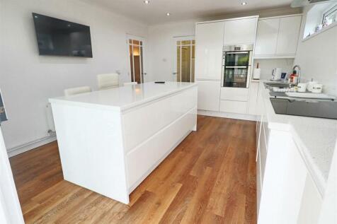 MODERN FITTED KITCHEN