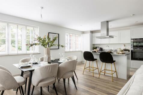 7 De Clare Court-12.jpg