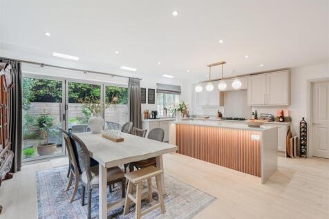 CAVERSHAM CLOSE, 5 (27).jpg