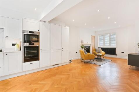 1249733894 - 43 Green Curve, SM7 - 68.jpg