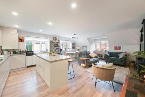 DE CLARE COURT (7).jpg