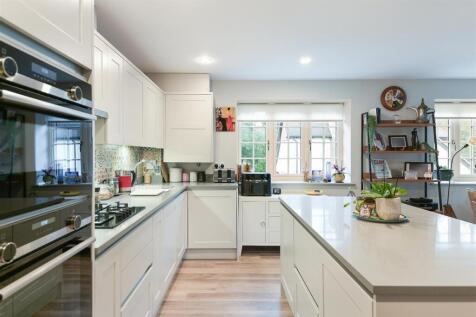 DE CLARE COURT (8).jpg