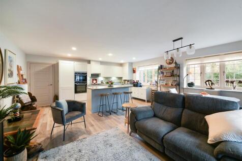 DE CLARE COURT (9).jpg