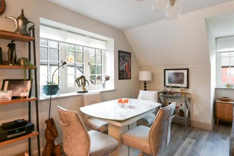 DE CLARE COURT (11).jpg