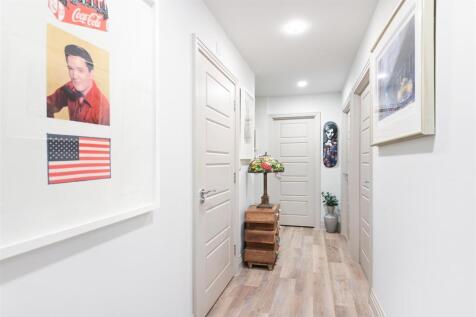 DE CLARE COURT (6).jpg