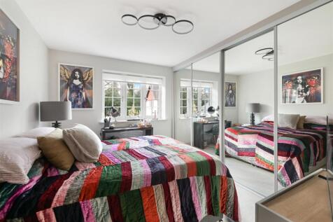 DE CLARE COURT (3).jpg