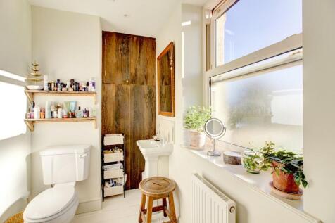 Master bedroom en...