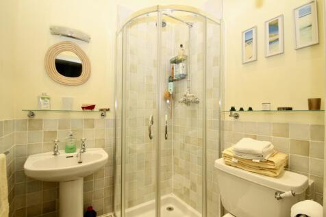 En suite to bedroom 1