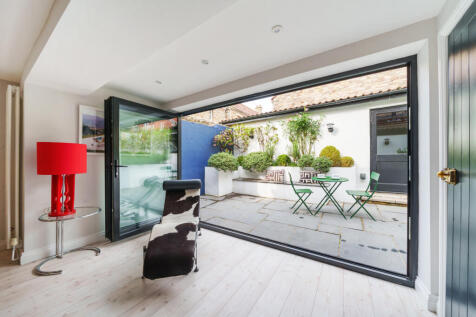 Bi fold doors to courtyard