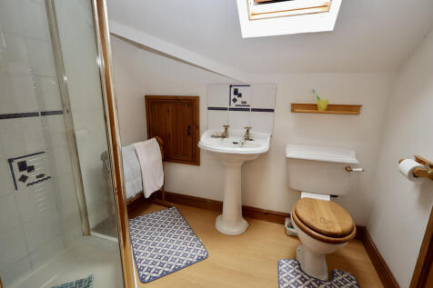 En suite to bedroom 2