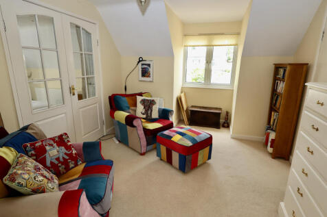 Dressing room/sitting room to guest bedroom