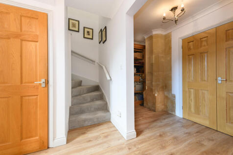 Inner hall through to lobby