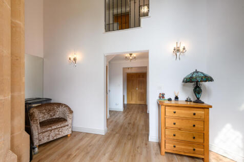 Entrance hall with Juliette balcony