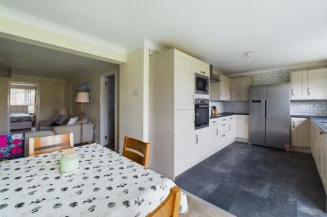 Lounge / Dining Kitchen