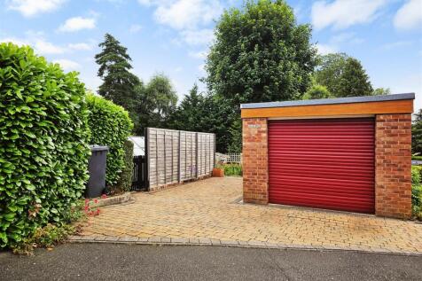 Garage / Parking