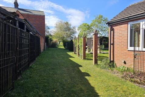 Side Garden/Driveway