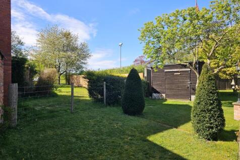 Side Garden/Driveway