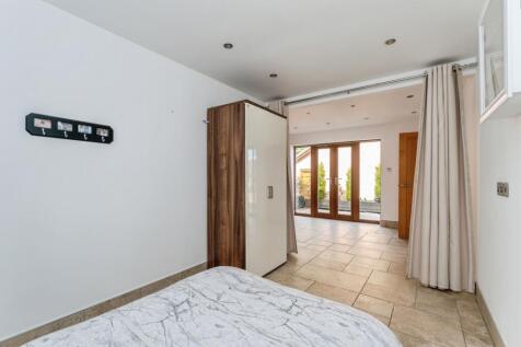 Bedroom 2/ Living