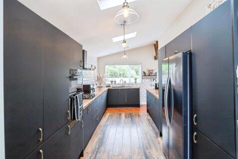 Kitchen/ Dining Room