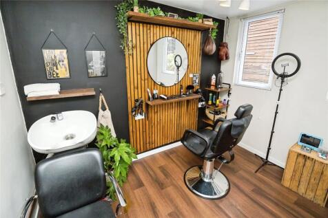 Salon Room