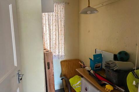 BEDROOM 3 / STUDY