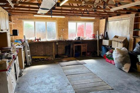 DOUBLE GARAGE