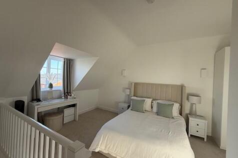 MASTER BEDROOM (2)