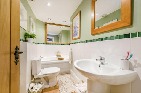 Main Bathroom 