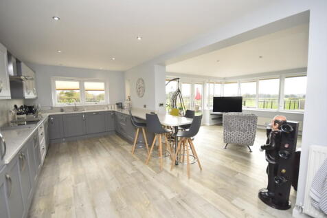 Kitchen/Family Ro...