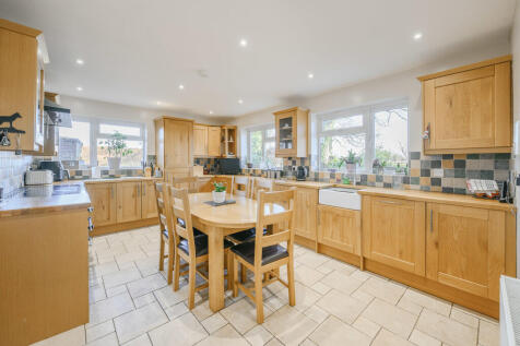 Kitchen/Breakfast...