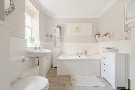 Master Bedroom En...