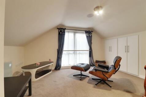 BEDROOM / LIVING ROOM