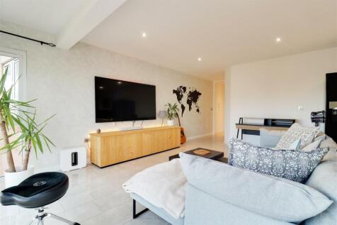 LIVING / DINING KITCHEN
