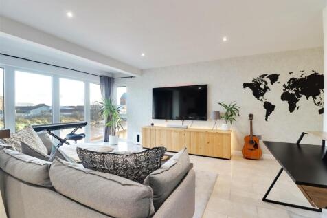 LIVING / DINING KITCHEN