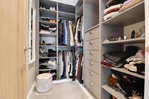 WALK-IN WARDROBE