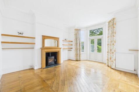 SITTING/DINING ROOM