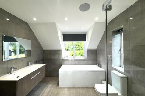 En-suite to Bed 1.jpeg