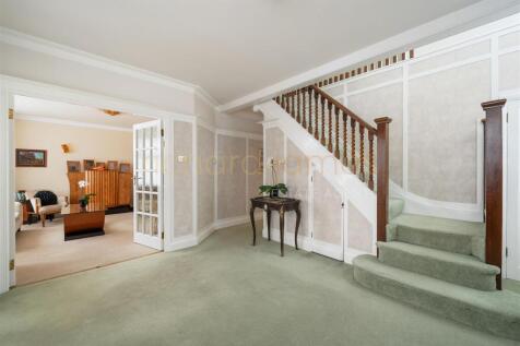 2 Oakleigh Gardens HA8 8EA-15.jpg