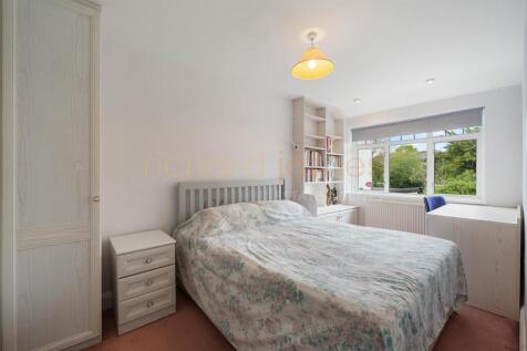 2 Oakleigh Gardens HA8 8EA-6.jpg