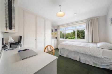2 Oakleigh Gardens HA8 8EA-13.jpg