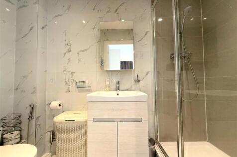 En-suite shower to bed 2.jpeg